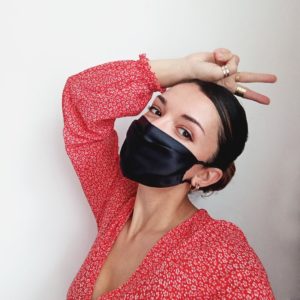 masque covid en soie porté par femme
