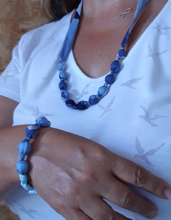 collier et bracelet boules en crêpe de soie bleu